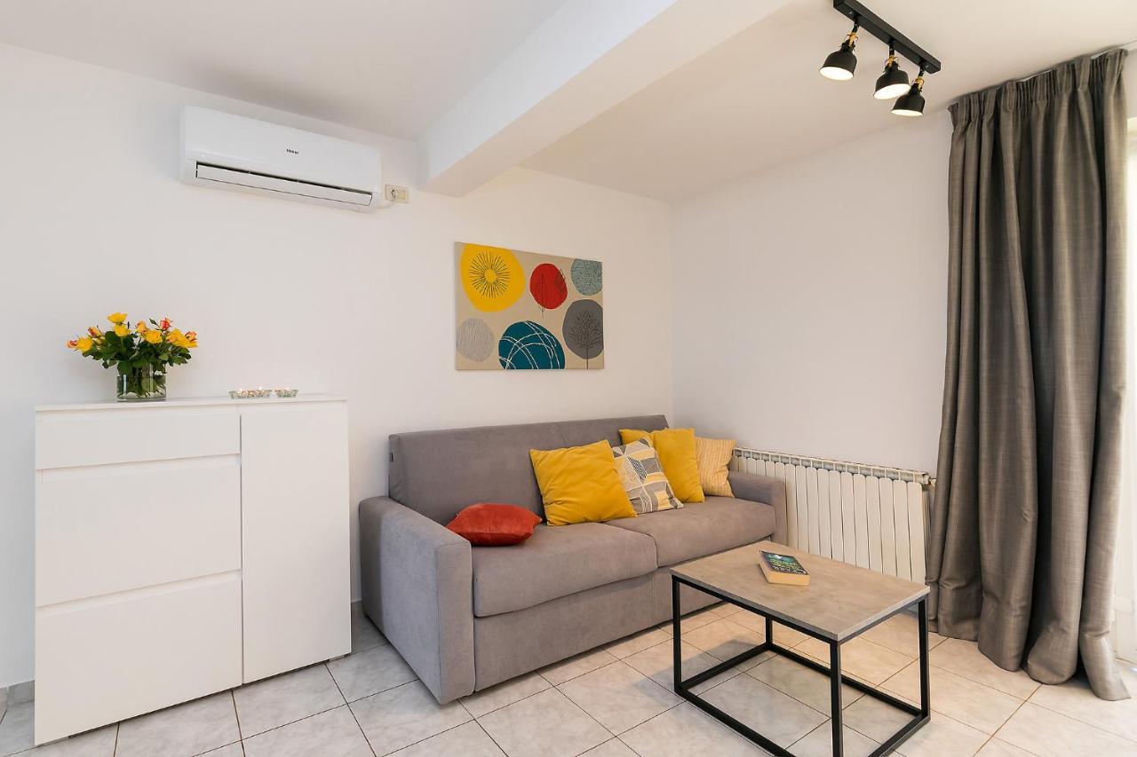 Apartments Dama Porec Bagian luar foto